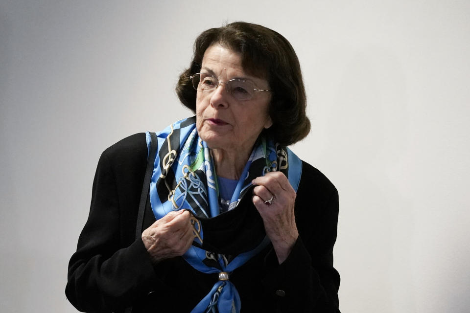 ARCHIVO - La senadora Dianne Feinstein, demócrata por California, llega a la Corte Suprema para la audiencia de confirmación de Amy Coney Barrett, el 14 de octubre de 2020, en el Capitolio, en Washington. (AP Foto/Patrick Semansky, archivo)