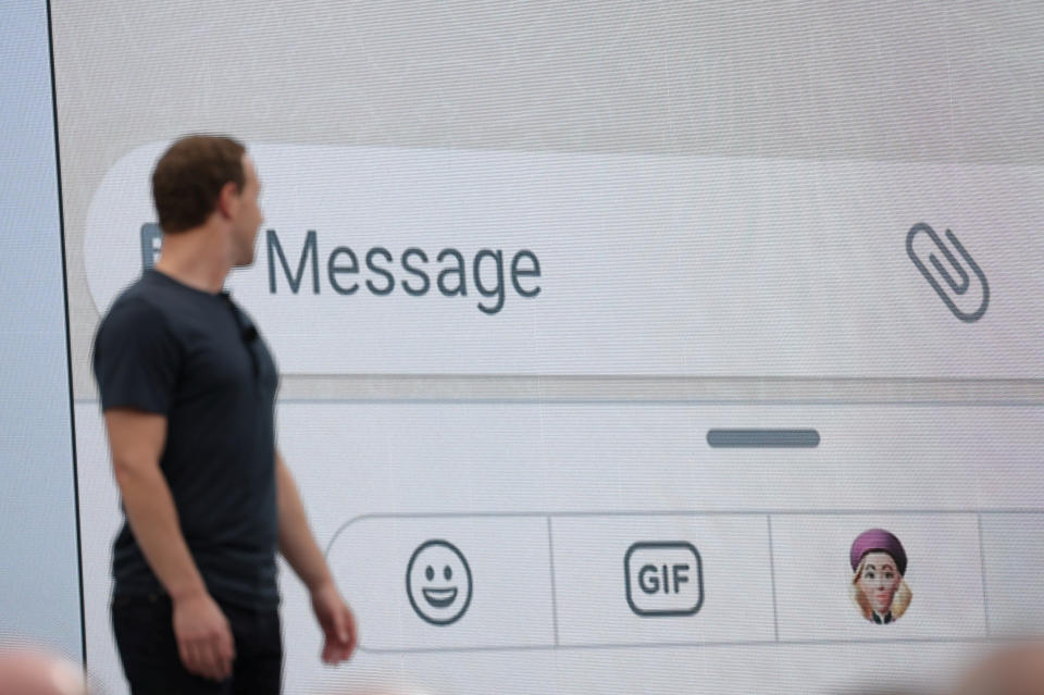 Mark Zuckerberg hat Sticker mit KI versehen - mit kuriosem Ergebnis (Bild: REUTERS/Carlos Barria)