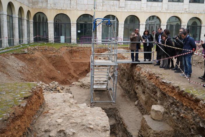 Las ruinas de un castillo de 900 años descubierto en Baha, España.  echar un vistazo