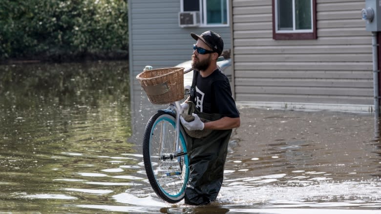 Amid fears of more flooding, Armed Forces send troops to aid B.C.