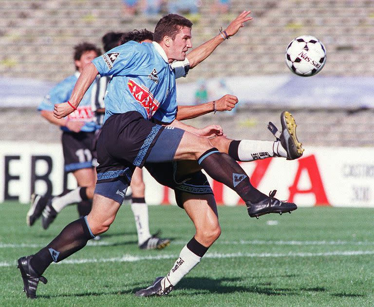 Goleador en acción, con la camiseta de Belgrano, donde es el máximo anotador de la historia