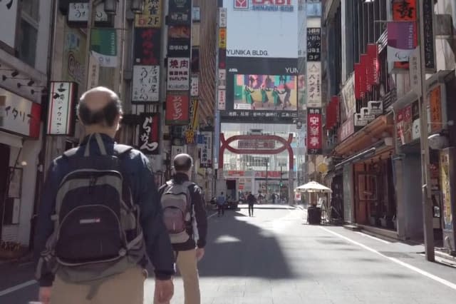 Amazing moment old Japanese man appears to clone himself