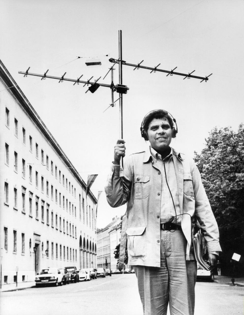 (GERMANY OUT) Postman, Neil *08.03.1931-05.10.2003+Author, media theorist and cultural critic, USAPortrait, with headphone and an antenna in his hand (Photo by Rudolf Dietrich/ullstein bild via Getty Images)