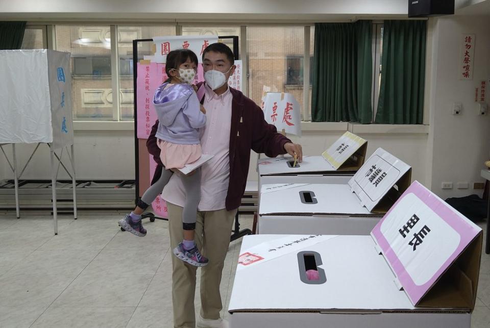 國民黨基隆市長候選人謝國樑在上午九點抱著女兒小愛一起到港通里投票所投下神聖的一票。（記者楊耀華攝）