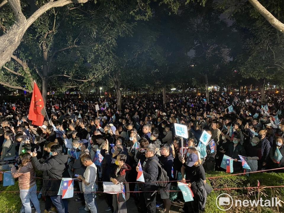 民眾黨總統候選人柯文哲今（7）晚於鼓山區神農路封路舉辦Team KP召集令大型造勢活動，連造勢場合旁也都站了滿滿的支持者。   圖：周煊惠 / 攝