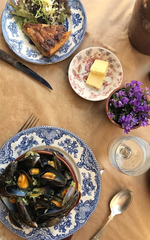  Tarte à l'oignon and mussels at La Poule au Pot