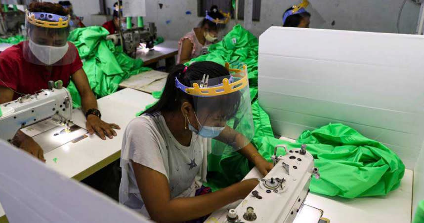 關廠潮一波波，開發中亞洲國家成衣業榮景恐不再，圖為位於緬甸仰光的成衣加工廠。（圖／美聯社）