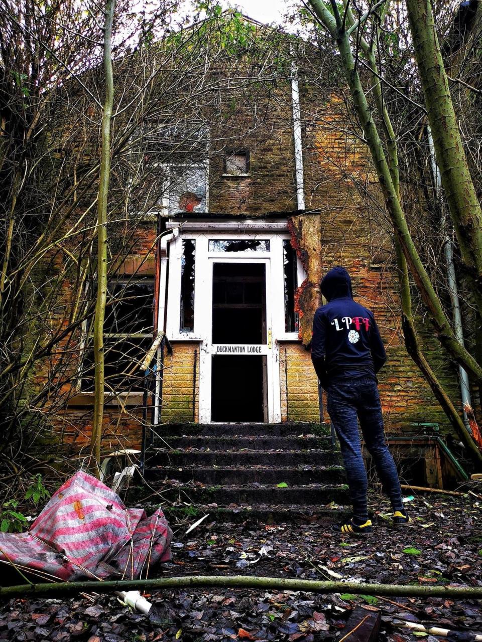 Duckmanton Lodge dates back to 1841, originally built for local iron works owner Benjamin Smith. A decade later, it was occupied by Pastor John Bennett, before changing hands again numerous times. In 1881, it was then owned by A. William Byron, before being sold in 1919 for £2,000. (Photo: Lost Places & Forgotten Faces)