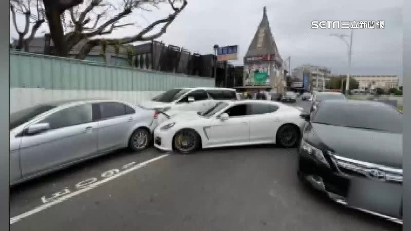 休旅車遭保時捷撞上，車身又擦撞到旁邊的鐵皮圍籬。