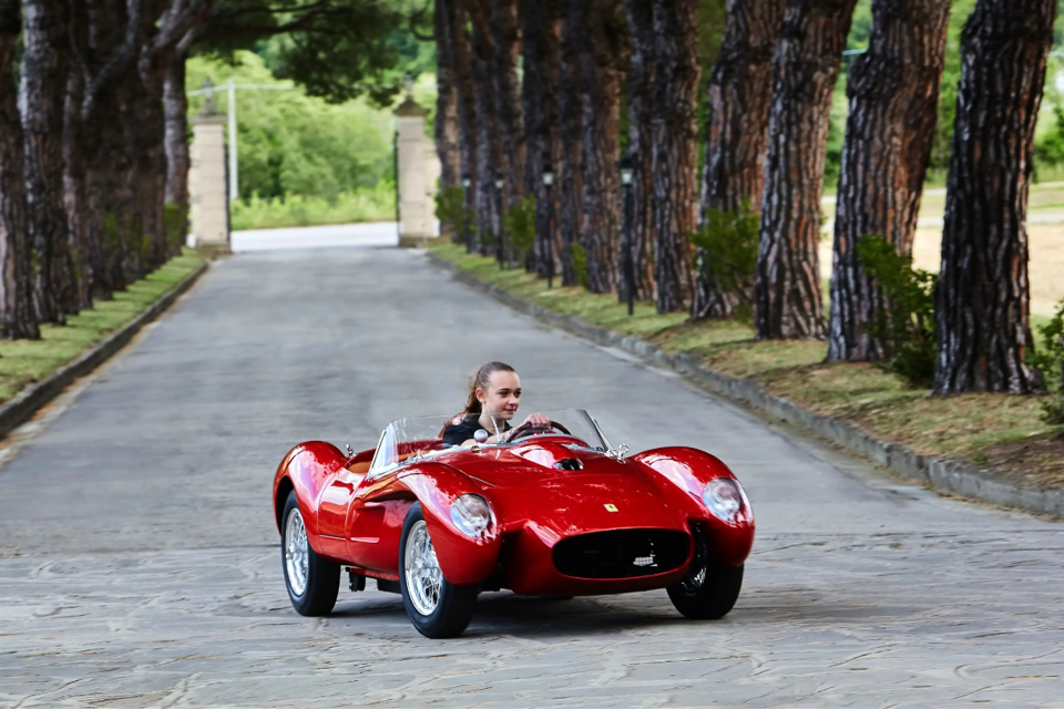 Flotte Filia im Ferrari auf der Fast Lane: Selbst höhere Töchter sitzen tief in einem Testa Rossa J, der lediglich drei Viertel der Größe seines historischen Vorbilds erreicht. - Copyright: The Little Car Company