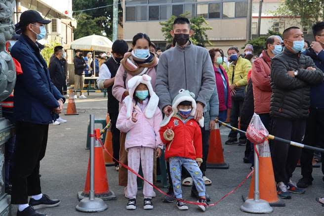 副總統兼民進黨主席賴清德今早到嘉義縣水上鄉苦竹寺發福袋，其中一家4口清晨5點半就來排隊。（呂妍庭攝）