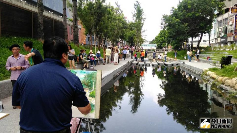 ▲綠川水岸廊道舉辦「名家筆•漾綠川」寫生。（圖／台中市政府提供 , 2018.5.20)