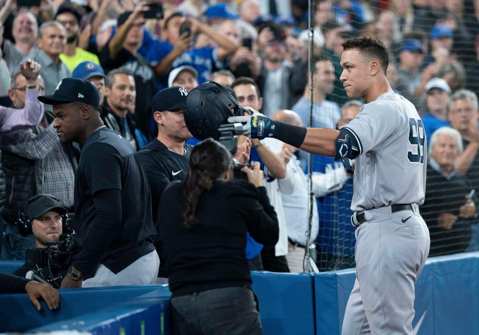 Aaron Judge tips his helmet towards his mother after hitting his 61st home run, which ties Roger Maris' franchise and American League record.