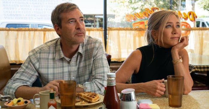 Jennifer Aniston y Mark Duplass en la tercera temporada de The Morning Show