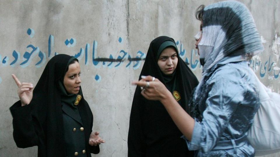 伊朗道德女警在德黑蘭與一名婦女談論她的著裝（2007年4月22日資料照片）。