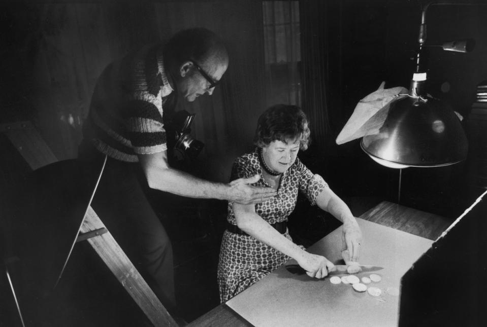 Chef Julia Child chopping squash as her husband, Paul Child, photographs her for a cookbook in 1975.<p>Lee Lockwood/Getty Images</p>