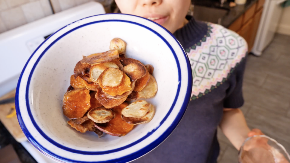 cinnamon sugar sweet potato chips delishcom