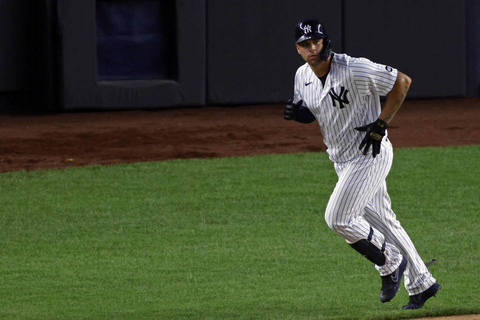 Gary Sánchez de los Yanquis de Nueva York corre hacia la primera base luego de pegar un grand slam durante la octava entrada del segundo juego de una doble cartelera contra los Mets de Nueva York, el domingo 30 de agosto de 2020, en Nueva York. (AP Foto/Adam Hunger)