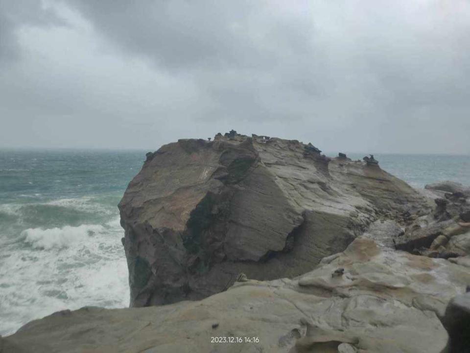 象鼻岩鼻子不敵風浪，16日下午崩塌沒入大海，讓民眾錯愕不已。(圖／取自瑞芳公共論壇臉書)