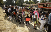 Gente hace fila para comprar en la venta de garaje de Chris Brown, en la casa del cantante en el barrio de Tarzana del Valle de San Fernando, el miércoles 6 de noviembre del 2019 en Los Angeles. (AP Foto/Damian Dovarganes)