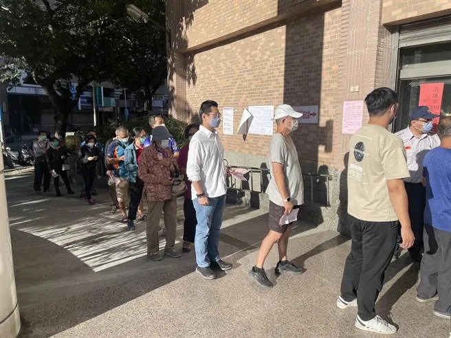 26日是九合一選舉投票日，高雄市左營區福山里民眾排隊投票。（翻攝照片／林瑞益高雄傳真）