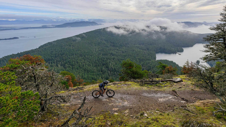 Salsa Cycles Moraine e-mtb being ridden in the backcountry