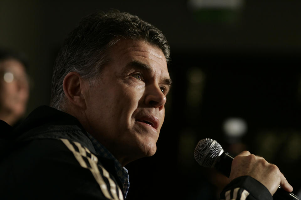 Mexico's Director of National Teams, Hector Gonzalez Inarritu speaks during a news conference in Tigre, Buenos Aires June 29, 2011. Mexico will play in the Copa America soccer tournament in Argentina from July 1-24. REUTERS/Martin Acosta (ARGENTINA - Tags: SPORT SOCCER)