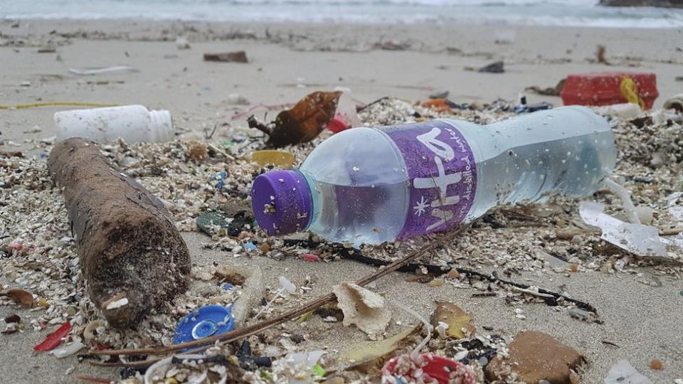 香港石澳大浪灣海灘被海浪衝上岸的各式塑膠垃圾（資料圖片）