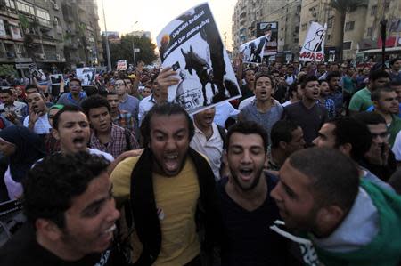 Demonstrators shout slogans against the government and Egypt's former army chief Abdel Fattah al-Sisi near El-Thadiya presidential palace in Cairo, April 26, 2014. REUTERS/Amr Abdallah Dalsh