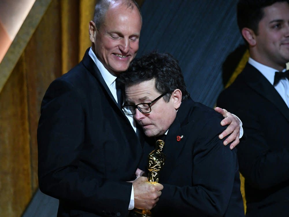 Woody Harrelson (li.) freute sich mit Michael J. Fox über dessen Ehrenoscar. (Bild: VALERIE MACON/AFP via Getty Images)