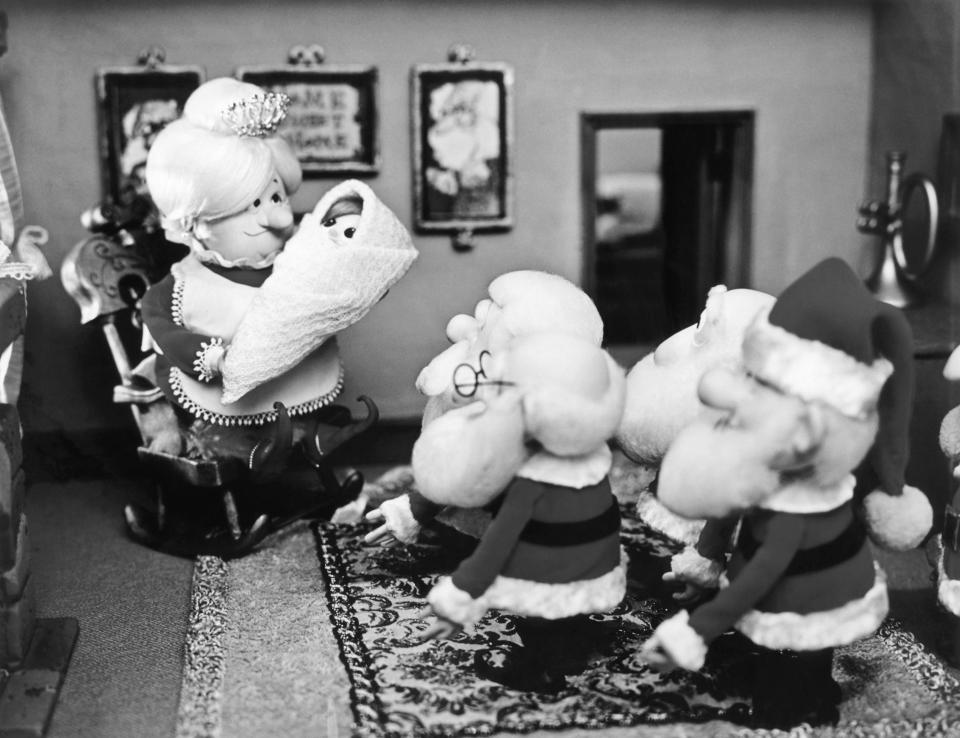 <h1 class="title">SANTA CLAUS IS COMIN' TO TOWN, from left: Tanta Kringle, Kris Kringle, The Kringle Elves, 1970</h1><cite class="credit">Courtesy Everett Collection</cite>