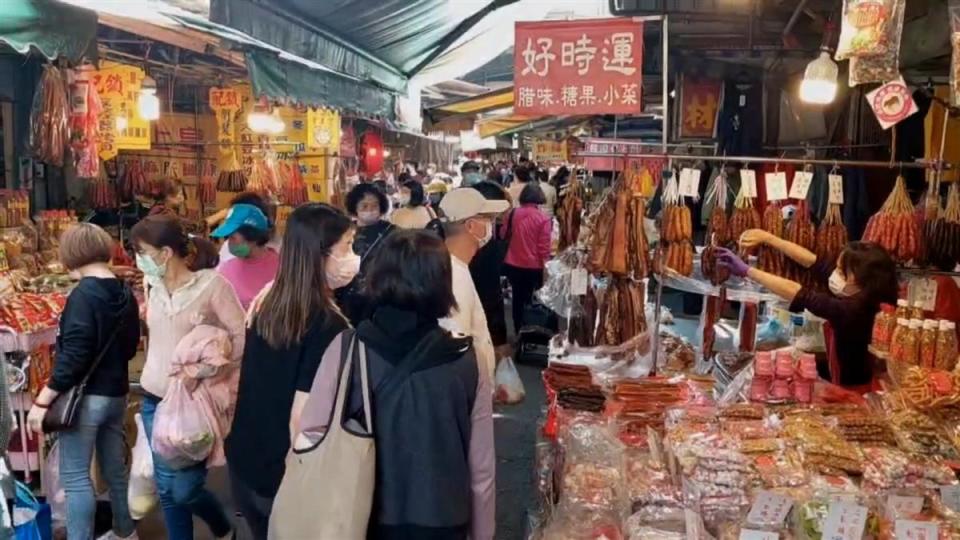 農曆新年將至，民眾都在忙於購買相關用品。（示意圖／東森新聞）