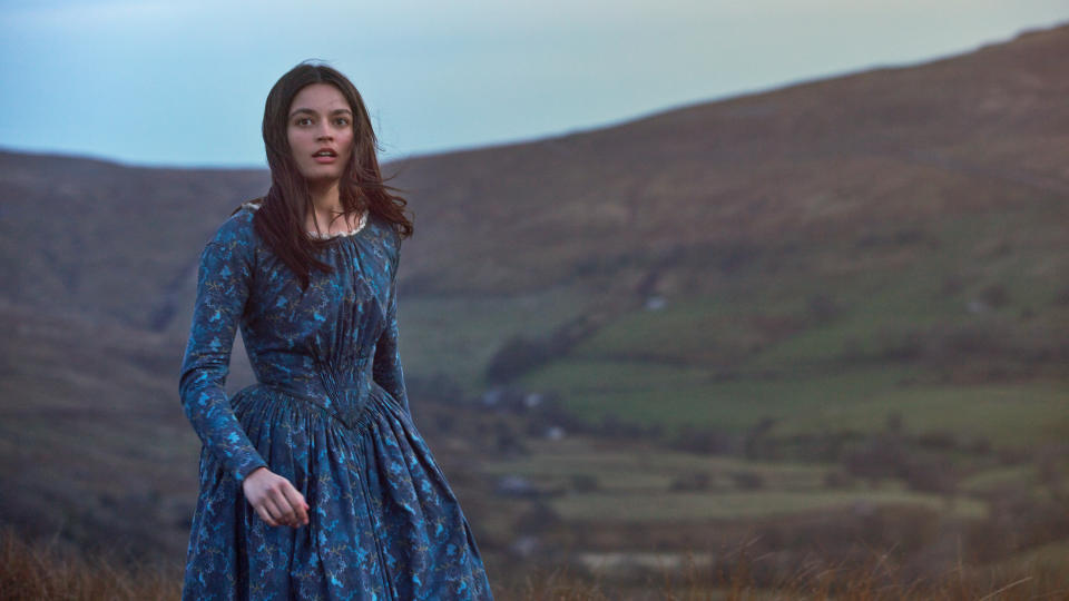 Emma Mackey interpreta a la autora Emily Brontë en la nueva película biográfica Emily.  (Warner Bros)