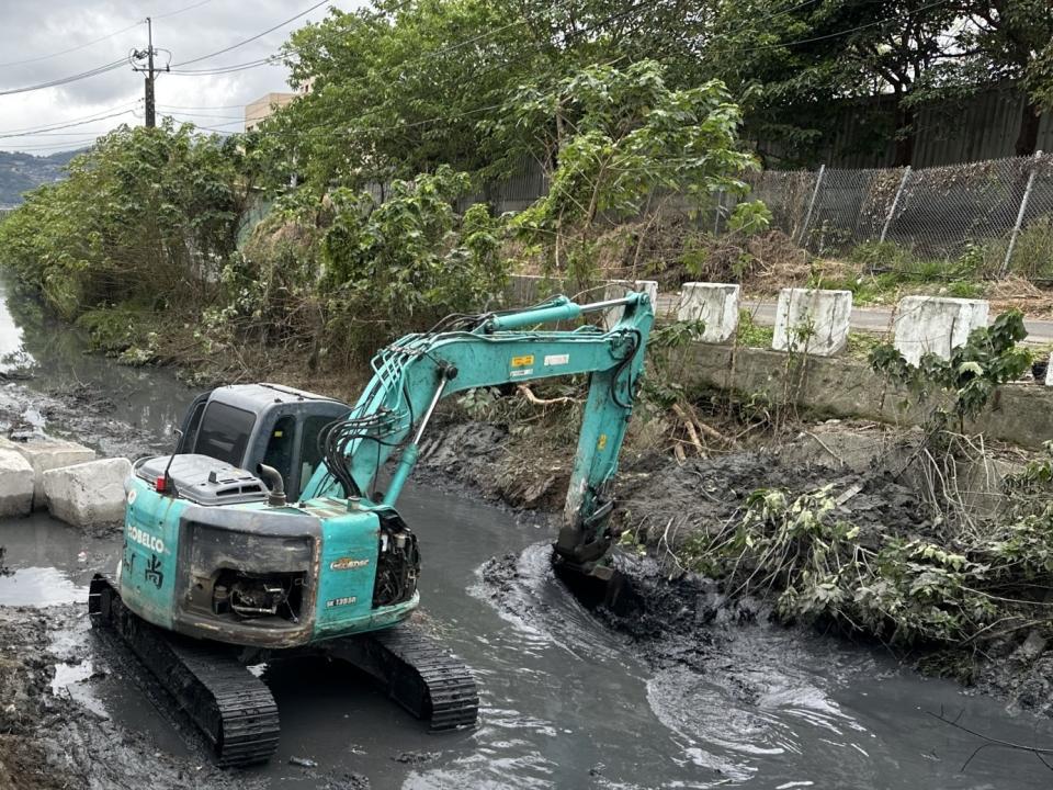 蘆洲水湳溝排水改善暨環境優化工程」兩側整地雜木清理情形。   圖：新北市水利局提供