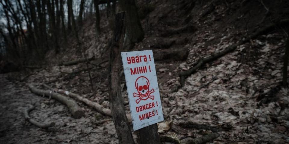 Ein Schild, das in der Nähe von Kiew, Ukraine, vor Minen warnt (aufgenommen am 28. Februar 2023). - Copyright: Yasuyoshi Chiba/AFP via Getty Images