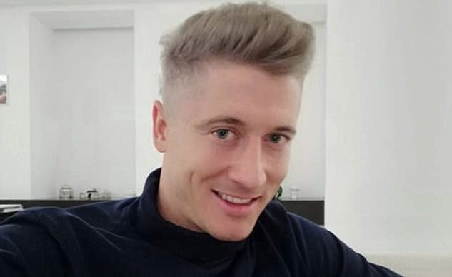 Robert Lewandowski trägt seine Haare nun blond