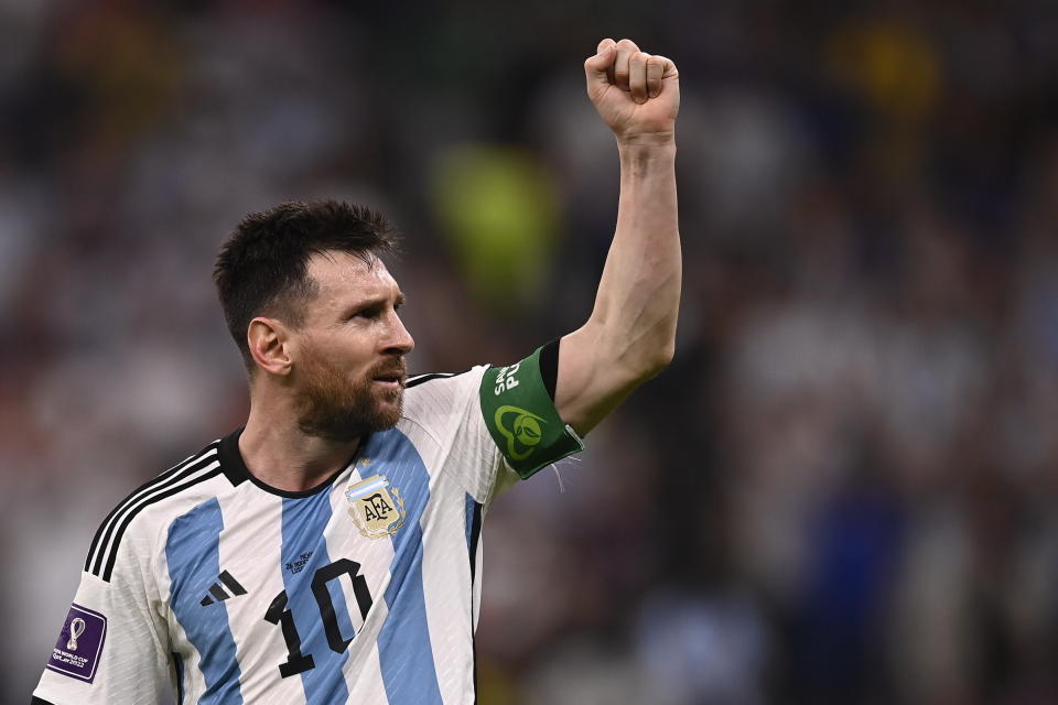 Lionel Messi festeja tras marcar el primer gol de Argentina en la victoria 2-0 ante México en el partido por el Grupo C del Mundial, el sábado 26 de noviembre de 2022, en Lusail, Qatar. (AP Foto/Fabio Ferrari/LaPresse vía AP)