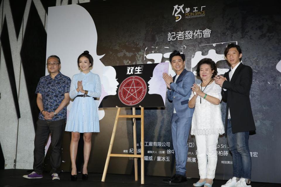 《双生》電影總監紀凱倫表示台灣電影水準很高，本片劇組幾乎都是台灣班底，他率主創群舉行開鏡儀式。（左起導演林書宏、童冰玉、孫耀威、陳淑芳、紀凱倫）