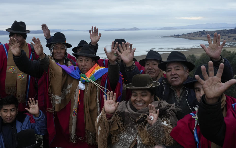 Indígenas aymara extienden sus manos durante un ritual por el Año Nuevo Andino para recibir los primeros rayos de sol del día en el cerro Turriturrini a las afueras de Huarina, Bolivia, el viernes 21 de junio de June 21, 2024. Comunidades indígenas aymaras celebran el año nuevo 5.532 o el "Willka Kuti" que significa "Regreso del Sol" en aymara. (AP Foto/Juan Karita)