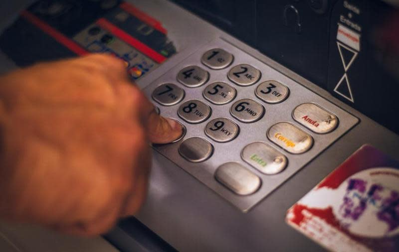 許多民眾操作ATM或網路銀行時，常因手誤匯錯款項。（示意圖，翻攝Pexels）