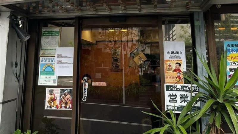 店長改貼「習維尼」、「8964」以及「香港獨立」等標語。（圖／翻攝自推特）