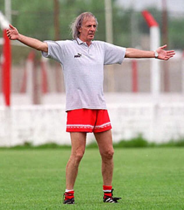 Menotti espera con los brazos abiertos las respuestas de Independiente, en un partido en los 90