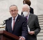 FOTO DE ARCHIVO. El líder de la minoría del Senado, Chuck Schumer, y otros líderes demócratas se paran en las escaleras del Capitolio de los Estados Unidos durante una conferencia de prensa después de su boicot a la audiencia del Comité Judicial del Senado sobre la nominación de la jueza Amy Coney Barrett a la Corte Suprema, Washington