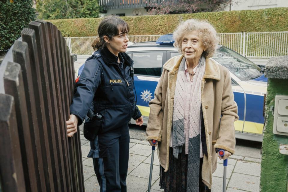 Bessie Eyckhoff (Verena Altenberger, links) hat die betagte Münchenerin Frau Schrödinger (Ilse Neubauer) nach Hause gefahren. Diese wollte ihre entlaufene Katze auf der Polizeidienststelle als vermisst melden. (Bild: BR / Geißendörfer Pictures / Hendrik Heiden)