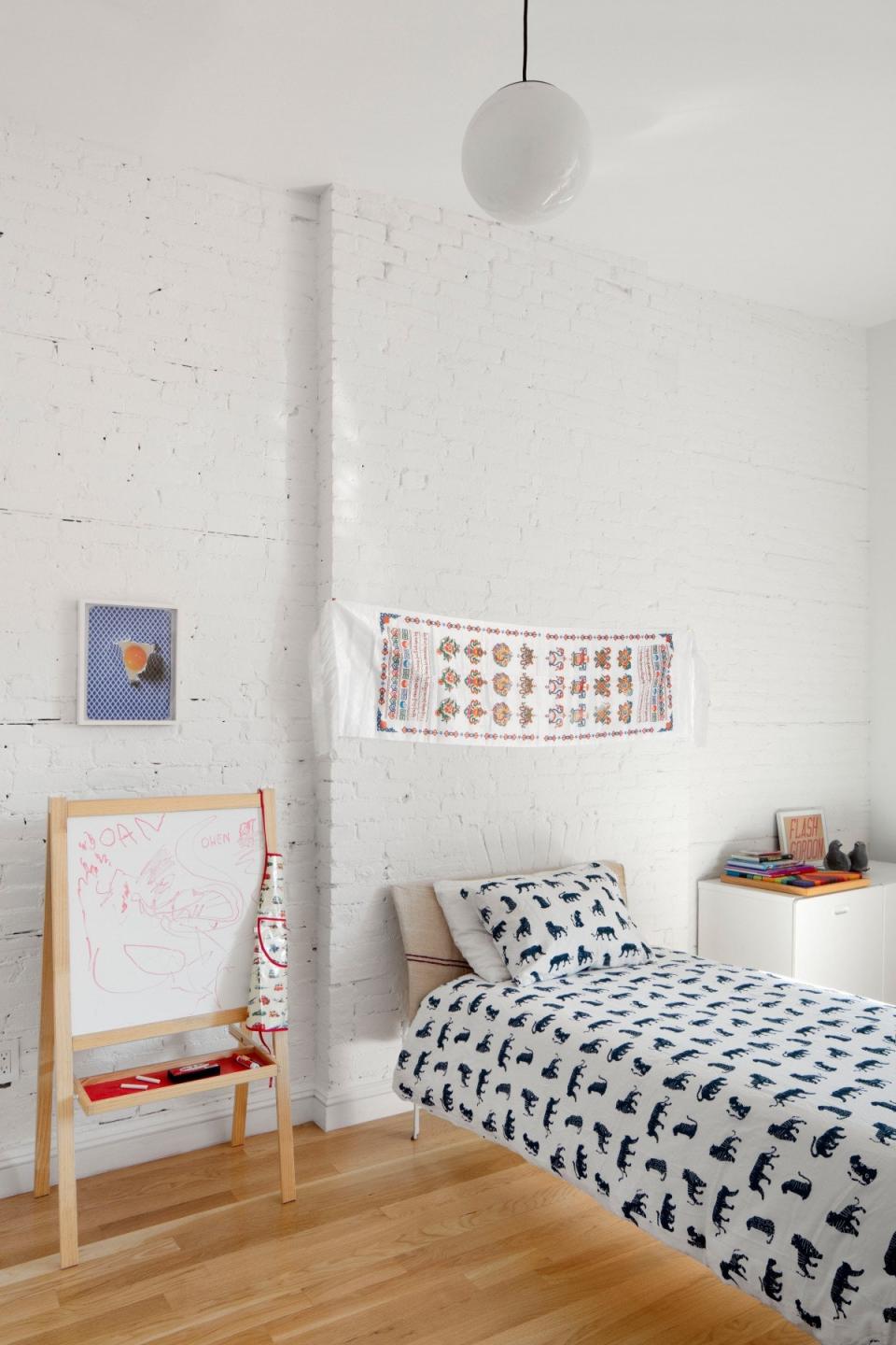 In the kids’ bedroom, the patterns and artwork continue. Here, a Sara Greenberger Rafferty print hangs on the wall.