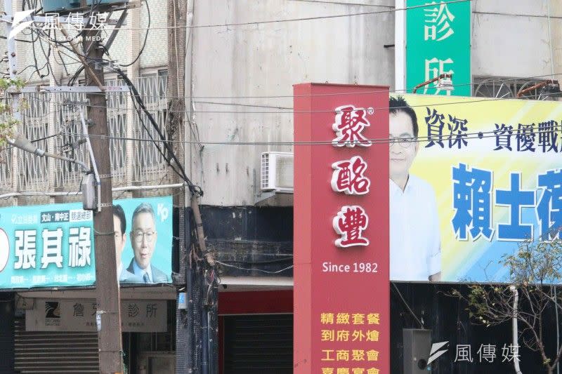 <cite>民眾黨北市文山、南中正立委參選人張其祿的競選總部旁，就掛著爭取連任的國民黨現任立委賴士葆的競選文宣。（鍾秉哲攝）</cite>