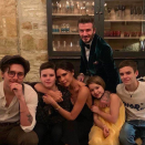 Pour accompagner cette photographie de famille, Victoria Beckham a écrit la légende suivante : "Joyeux Thanksgiving à tous ceux qui le fêtent aujourd'hui. Des bisous de nous tous". De quoi plaire à son audience américaine. (Instagram Victoria Beckham)