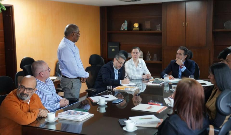 Junta del Hospital General de Medellín. De pie, el actual gerente, Mario Córdoba. Foto: Cortesía