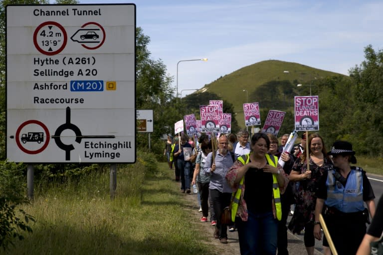 Protesters march to an entrance to the Eurotunnel terminal in Folkestone, England, on August 1, 2015, during a gathering in support of the migrants trying to cross into England through the channel tunnel from France