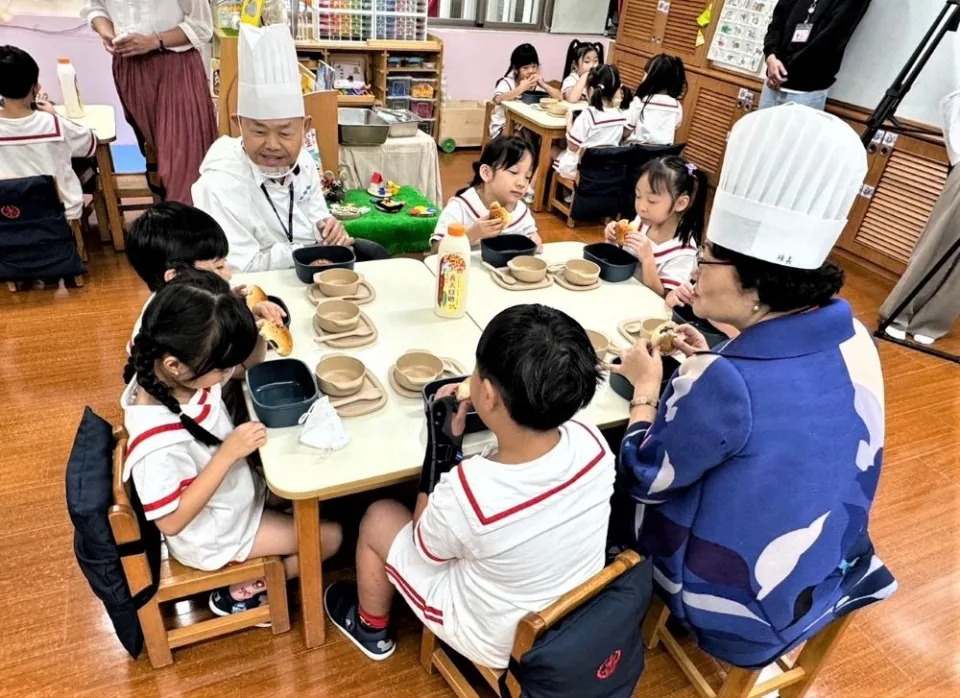 《圖說》新北市贈幼兒園畢業生禮物，教育局歐人豪副局長與幼生共進點心。〈教育局提供〉